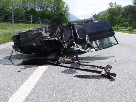 VU A13 vor Rastplatz Apfelwuhr total beschädigtes Auto