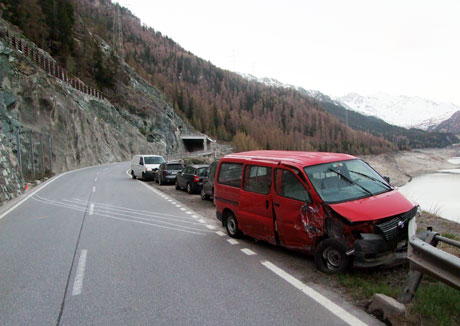Der Lieferwagen kollidierte zuerst mit der Stützmauer und dann mit der Leitplanke