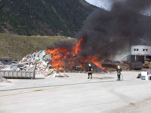 Brand in Recycling Deponie in Bever