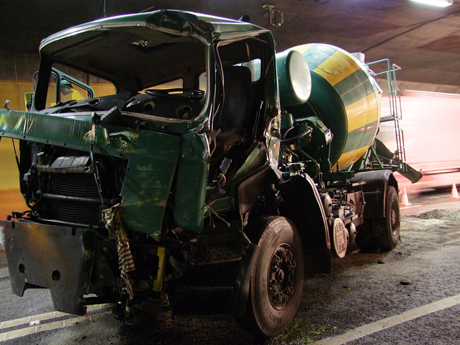 Der vollständig demolierte Lastwagen nach dem Selbstunfall