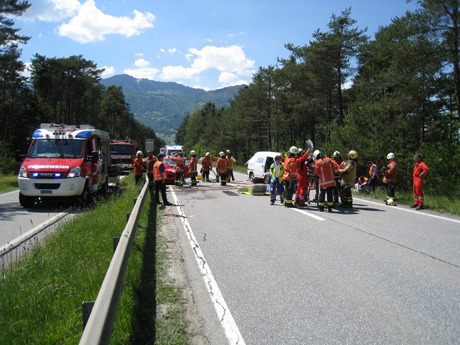 Die Rettungskräfte kümmern sich um die Verletzten