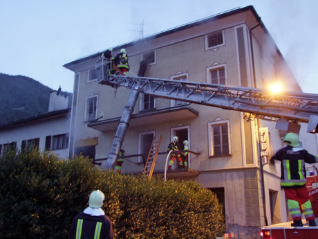 Mit Hilfe der einer Leiter wurde das Feuer von aussen bekämpft