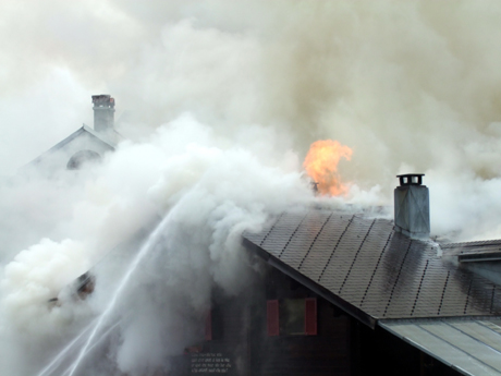 Die Flammen breiteten sich rasch auf die anderen Stockwerke aus