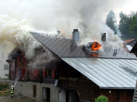 Die Flammen breiteten sich auf das ganze Wohnhaus aus