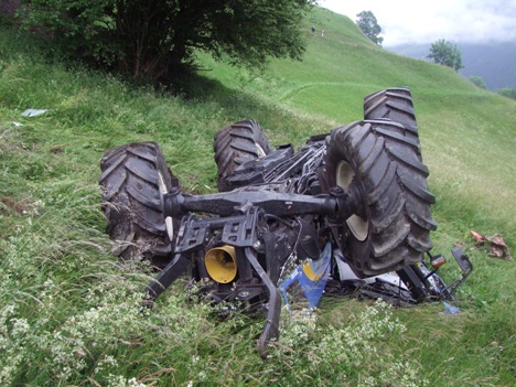 Der Traktor kam in der Wiese auf dem Dach zum Stillstand