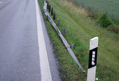 Der angerichtete Sachschaden an der Leitplanke