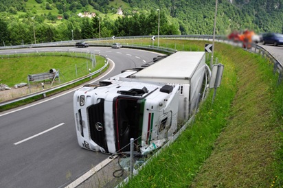 Endlage des bei Mesocco umgekippten Sattelschleppers