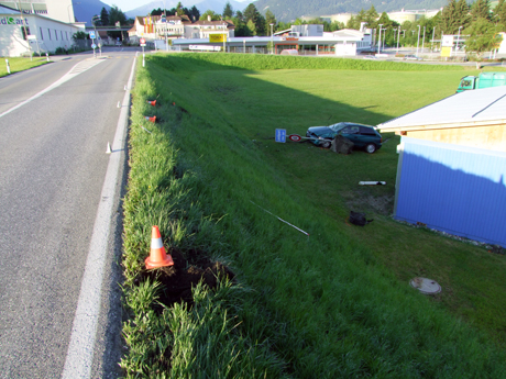 Hier geriet das Fahrzeug von der Strasse ab und stürzte die Böschung hinunter