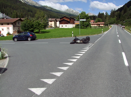 Der Personenwagen wollte nach links abbiegen, als das Motorrad zum Überholen ansetzte