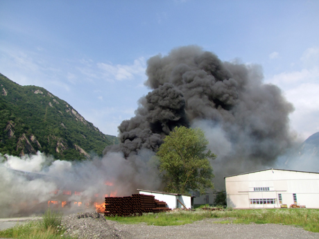 Incendio in un magazzino a San Vittore