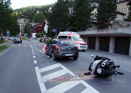 Der Motorradfahrer prallte auf den stehenden Personenwagen auf
