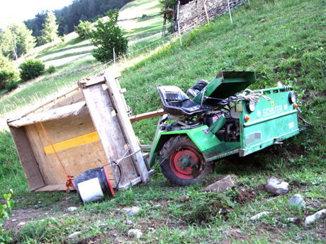 Completamente distrutto il trattore