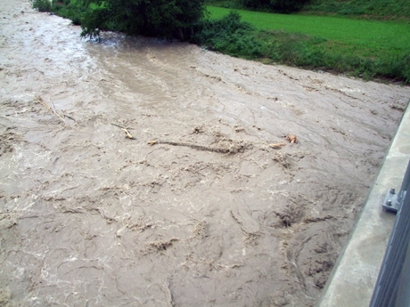 Die Bäche und Flüsse im Bündner Oberland führten viel Wasser, Schutt und Holz