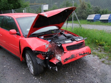 Das stark beschädigte Auto nach dem Unfall