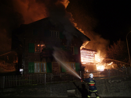 Das Feuer griff vom Stall auf das Chalet über
