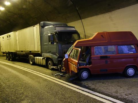 Collisione violenta tra un‘ autocarro ed un camper