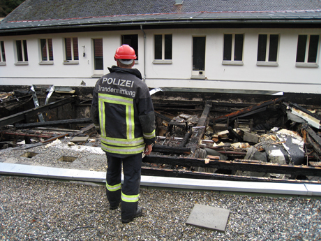 Brandermittler bei der Arbeit: Blick vom Dach auf den vom Brand zerstörten Teil des Gebäudes.