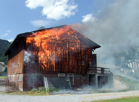 Der Stall stand beim Eintreffen der Feuerwehr in Vollbrand