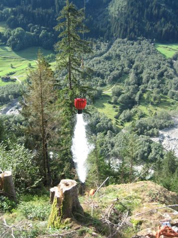 Im Einsatz standen auch insgesamt drei Löschhelikopter, zwei in der Nacht und einer am anderen Morgen