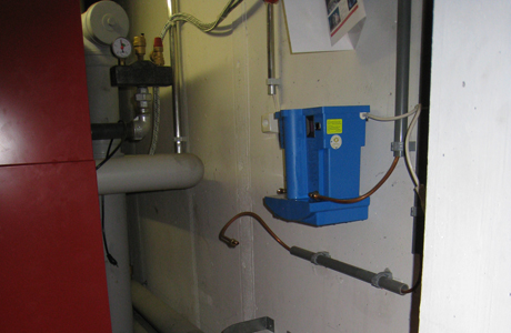 Die blaue Pumpe an der Wand war die Ursache für das ausgelaufene Öl