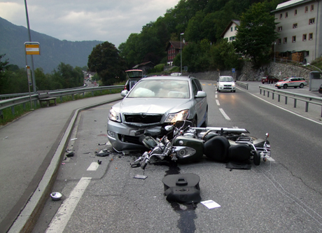 Das Motorrad kollidierte frontal mit dem entgegenkommenden Personenwagen