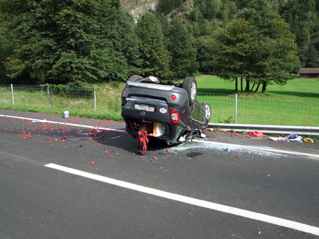 Tomaten auf der Fahrbahn: Der Personenwagen landete auf dem Dach und verlor seine Ladung