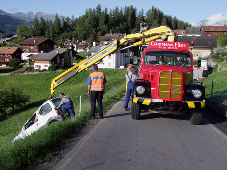 Das total beschädigte Fahrzeug wird geborgen