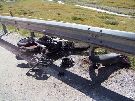 Das total demolierte Motorrad geriet unter die Leitplanke