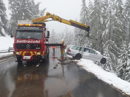 Das Fahrzeug wurde mit einem Kranlastwagen geborgen