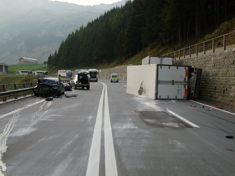 Der Personenwagen kollidierte mit dem Anhänger, der zuvor auf die Gegenfahrbahn gekippt war