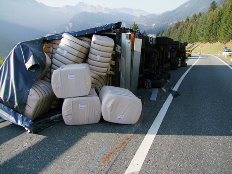 Der Sattelschlepper kippte in der Ghiffakurve um und blockierte die Strasse