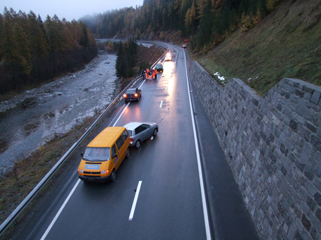 Übersichtsaufnahme der Unfallendlage in Richtung Zernez gesehen
