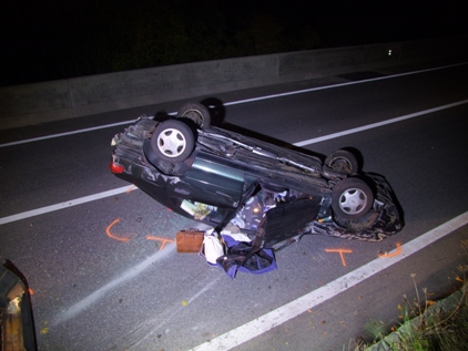 Das auf dem Dach gelandete Fahrzeug auf der A13