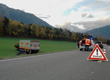 Der Lastwagen geriet links über die Fahrbahn und landete in der Wiese