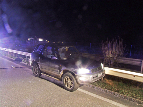 Der Personenwagen kam an der linken Leitplanke zum Stillstand