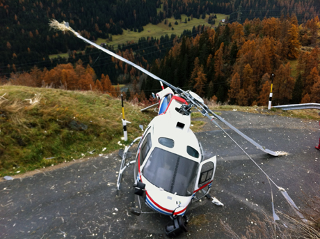 Der Helikopter wurde beim Absturz erheblich beschädigt