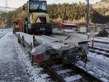 Auf diesen Wagen fuhr der Güterzug auf