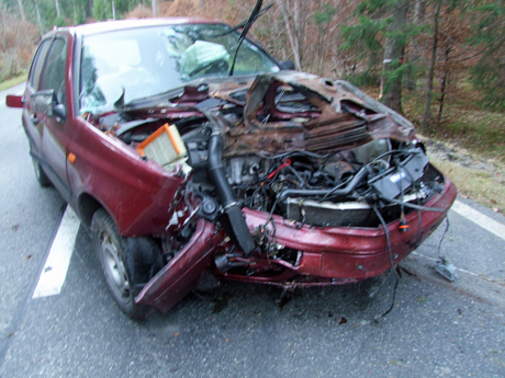Der total demolierte Personenwagen nach dem Unfall