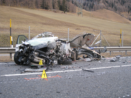 Der Personenwagen wurde vollständig zerstört, der Lenker verstarb noch auf der Unfallstelle