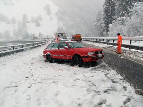 Auf der schneebedeckten Fahrbahn geriet der rote Personenwagen ins Rutschen