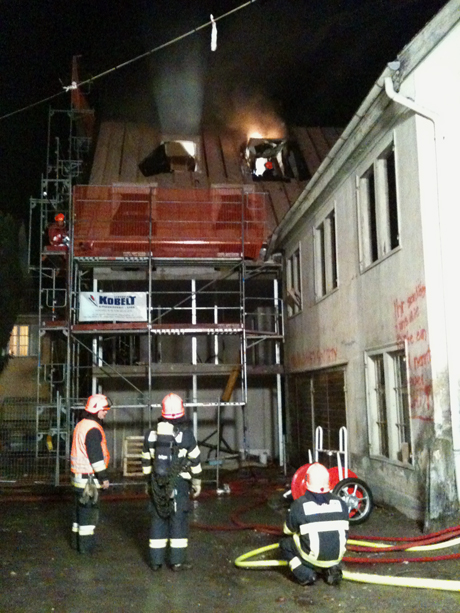 Im Dachstock dieses Neubaus brach kurz vor sechs Uhr ein Feuer aus