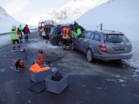 Die Feuerwehr Trais Lejs und die Rettung Oberengadin kümmern sich um einen Verletzten