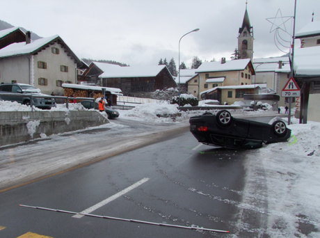 Nach einer Lenkkorrektur landete dieser Personenwagen auf dem Dach