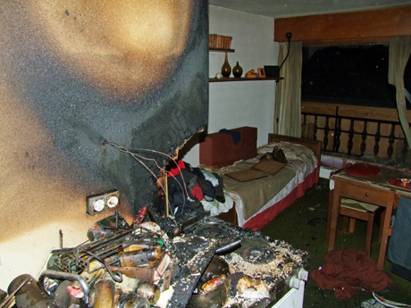 Die Einzimmerwohnung wurde stark beschädigt