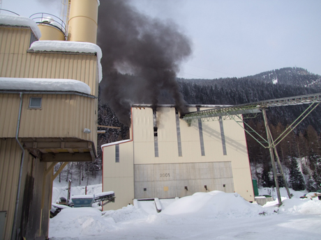 Dunkler Rauch drang aus dem Gebäude hinaus