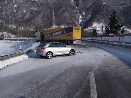 Die Endlagen der beteiligten Fahrzeuge nach dem Unfall