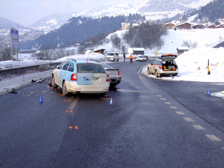 Die beiden Unfallfahrzeugen bei der Abzweigung nach Rueun