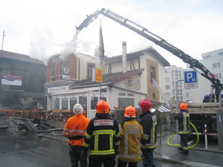 Um das Feuer löschen zu können, musste ein Teil des Daches abgetragen werden