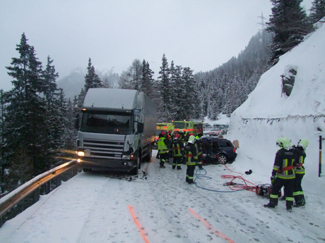Leute des Strassenstützpunktes Sotgot bei der Bergung des Autofahrers