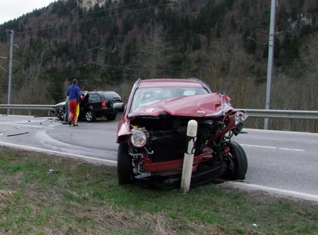 Die beiden Personenwagen kollidierten frontal miteinander